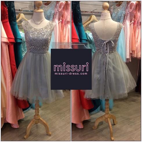 ชุดราตรีสั้น แขนกุดปักเลื่อม สีเทา กระโปรงตาข่ายด้านหลังผูก closet    เหมาะไปงานเพื่อนเจ้าสาว งานเลี้ยง งานบายเนียร์ งานรับรางวัล งานกาล่าดินเนอร์ งานปาร์ตี้  