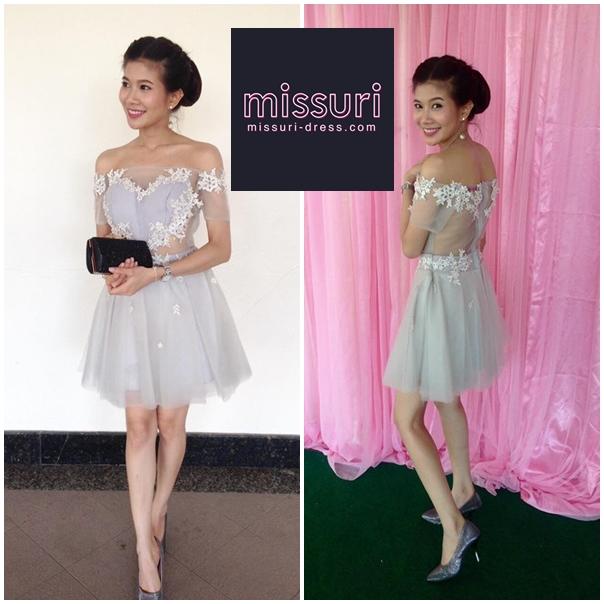 ชุดราตรีสั้นผ้าซีทรูปาดไหล่มีแขนช่วงอกเป็นรูปหัวใจกระโปรงจีบรอบสั้นเหนือเข่า
