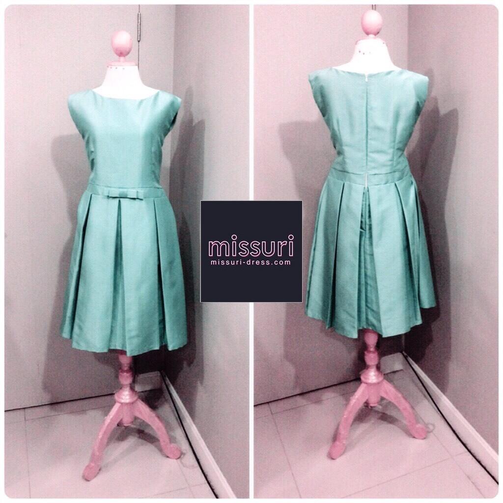 ชุดราตรีสั้น แขนกุด มีแขน สีเขียวมิ้นท์เรียบหรู คาดด้วยโบว์ทรงจีบ รอบตัวจะใส่พองๆ ก็สวย หรือจะใส่แบบเรียบร้อยรีดอัดกลีบก็ดูดีค่ะ