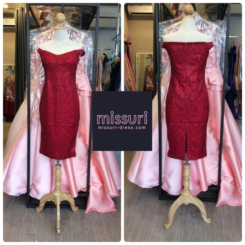 ชุดราตรีสั้นผ้ากลิตเตอร์ปาดไหล่มีแขนทรงเข้ารูปยาวคลุมเข่าผ่าด้านหลัง