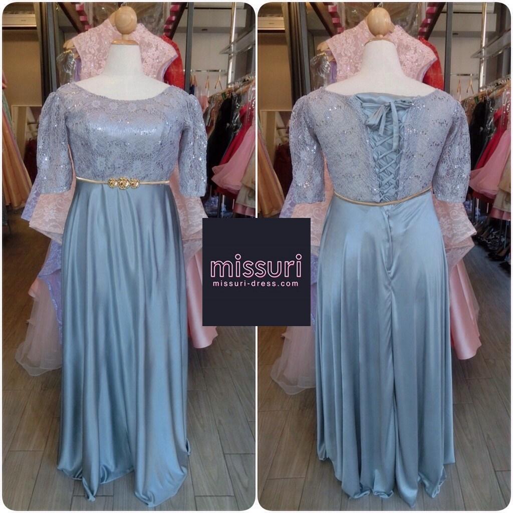 แบบชุดราตรีคนอ้วน แขนสั้นผ้าลูกไม้ปักเลื่อมสีเทา ด้านหลังเป็นผูกครอเซ็ทกระโปรงผ้าซาตินทรงย้วย  เหมาะไปงานเพื่อนเจ้าสาว งานเลี้ยง งานบายเนียร์ งานปาร์ตี้ 