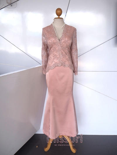 ชุดราตรียาวสีโอรสเเยกชิ้น เสื้อลูกไม้เเขนยาวซีทรูคอวีเข้ารูปป กระโปรงยาวทรงหางปลา