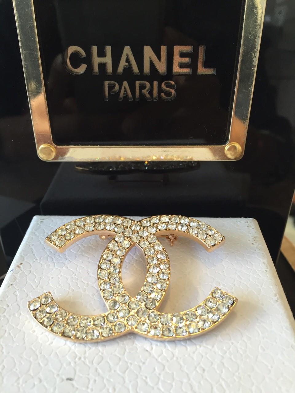 เข็มกลัด ใหญ่เพชรสีทอง แบรนด์ Chanal 