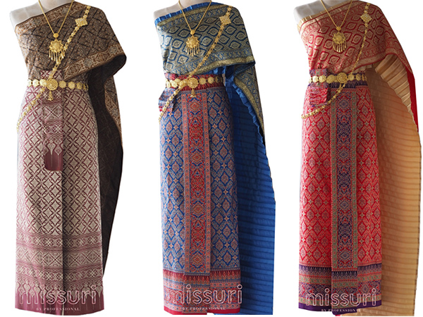 ชุดไทยจักรีจะเป็นแบบสไบหยักพร้อมผ้าถุง จะเป็นแนวไทยเดิม