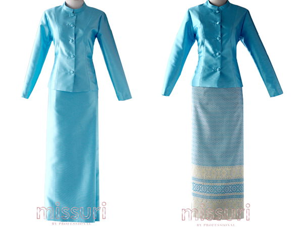 ชุดไทยจิตรลดาสีฟ้าจะใส่กับผ้าถุงเรียบหรือผ้าถุงลายก็ได้ขึ้นอยู่กับความชอบ