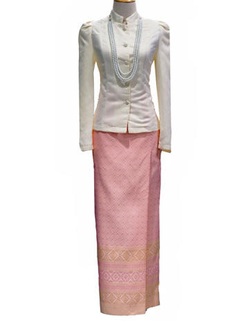 ชุดไทยอมรินทร์สีขาวแขนยก ผ้าถุงทรงป้ายสีชมพูดิ้นทอง