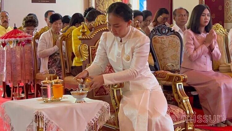 ชุดไทยบรมพิมานสีทองงาช้าง ในงานประธานพิธี