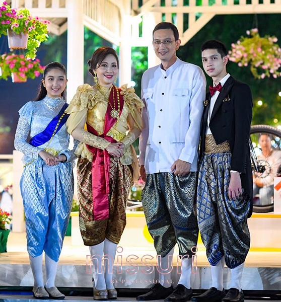 แบบ ชุดไทย ร.5 และชุดไทยโบราณ เสื้อราชปะแตนพร้อมโจงกระเบน และสูททักซิโด้กับโจงกระเบน สำหรับผู้หญิงและผู้ชาย