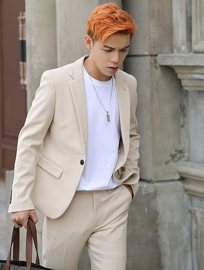ชุดสูทสีขาวครีมแมทกับเสื้อยืดสีขาว 