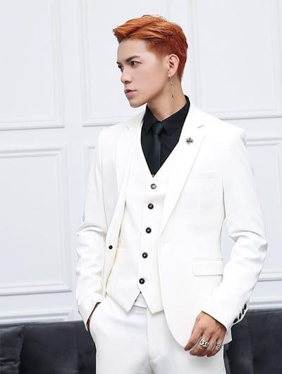 สูทสีขาวทรงเข้ารูปเเบบหนึ่งกระดุม