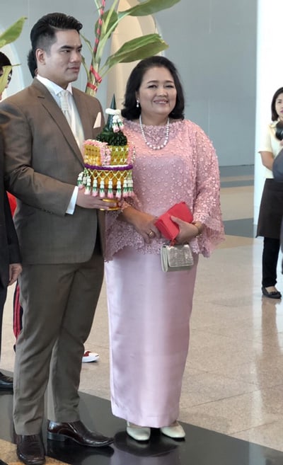 สีชมพูแนวหวานกับชุดไปงานแต่งผู้ใหญ่แมทเข้ากับเครื่องประดับแบบเรียบหรู