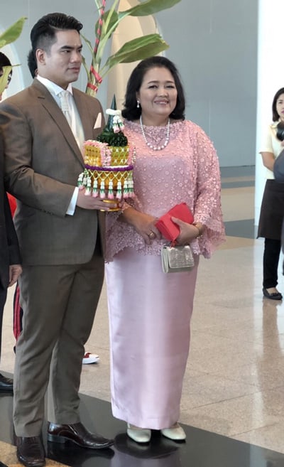 ชุดผ้าลูกไม้สวยๆ กับ ชุดแม่เจ้าบ่าวงานแต่ง แมทเข้ากับเครื่องประดับแบบเรียบหรู