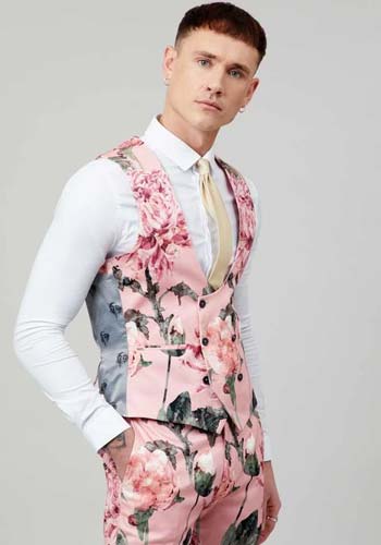 เสื้อกั๊กสีชมพูแบบกระดุมหกเม็ดแมตท์กับกางเกงลายดอกไม้ทรง Slim Fit