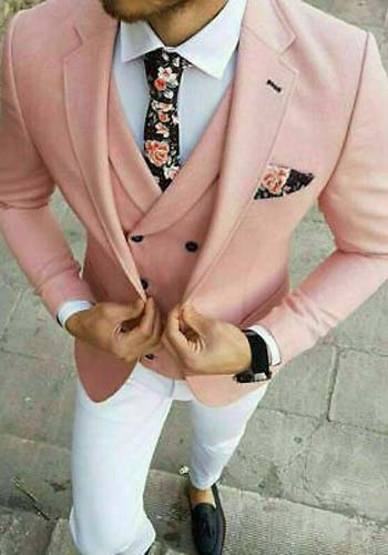 เสื้อสูทสีชมพูใส่คู่กับกั๊กหกกระดุมเเมตท์กับกางเกงสีขาว ทรงSlim Fit