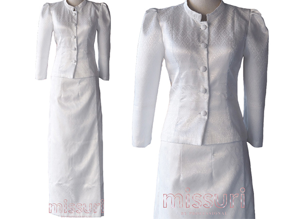 ชุดไทยจิตรลดาสีขาวแบบผ้าลาย เน้นลวดลายของผ้า สำหรับงานพระราชพิธีใหญ่