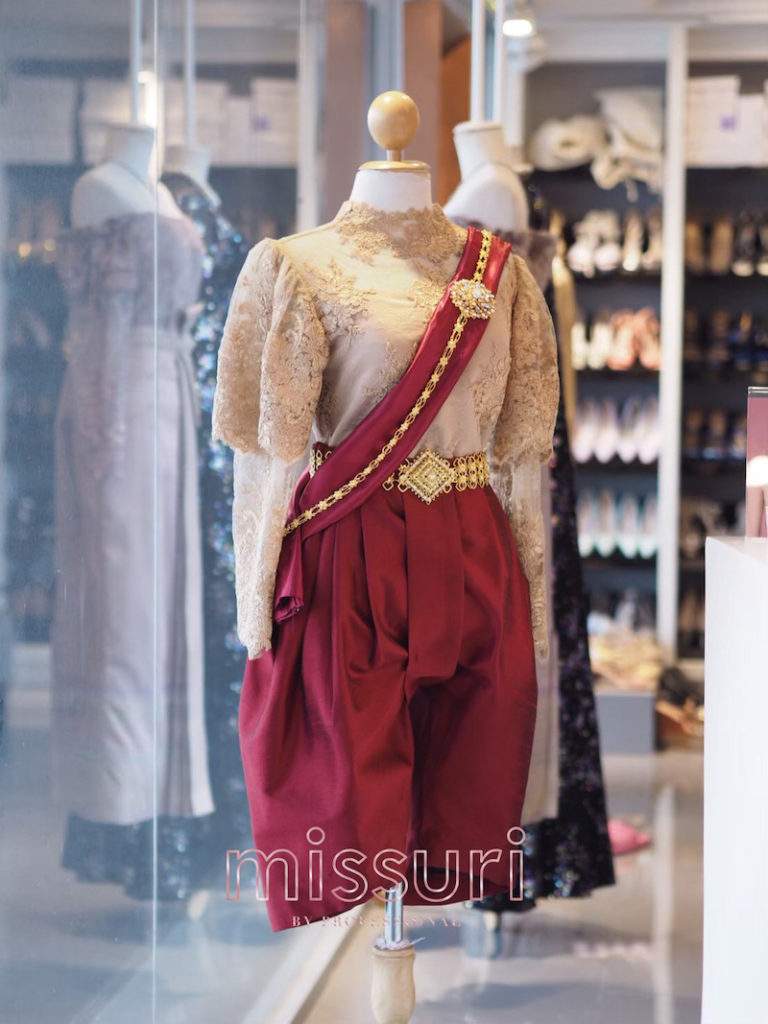 ชุดไทยโจงกระเบนเป็นชุดที่สามารถใส่ทั้งงานเช้าเเละงานเย็น เพราะดงกระเบนเป็นที่นิยมหากมีงานที่ต้องใช้ชุดไทย