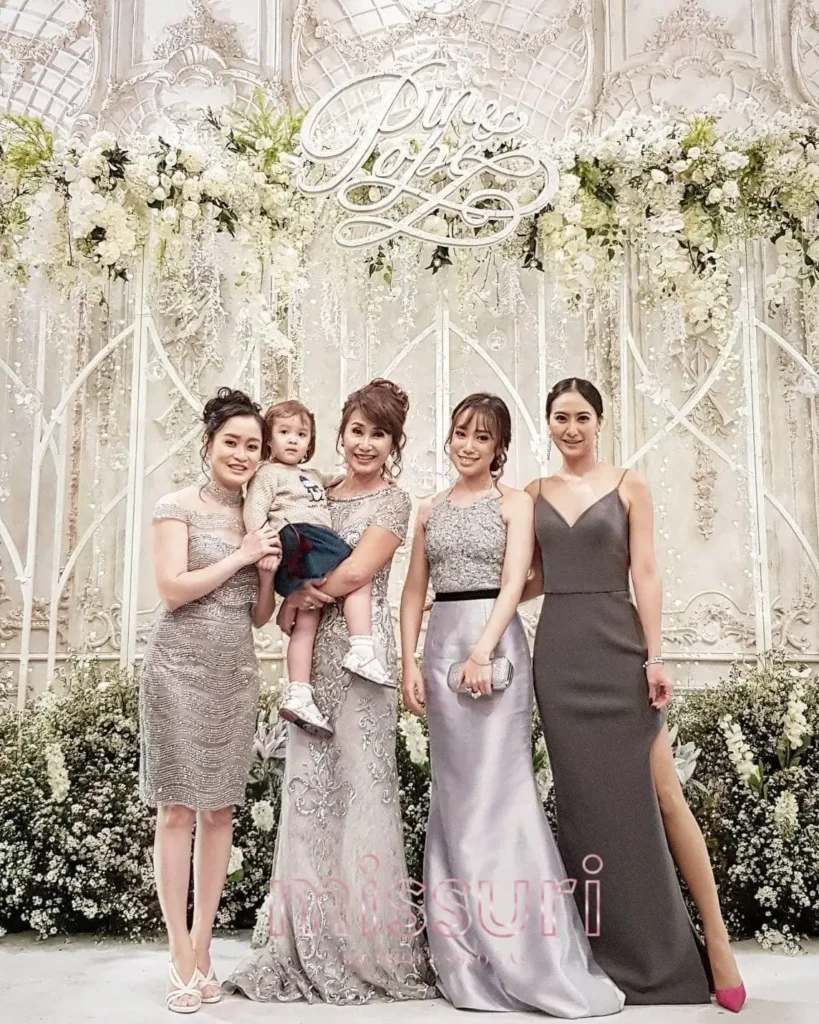 รีวิวจากคุณลูกค้าในชุดราตรีออกงานแบบเรียบหรู สไตล์ปักเลื่อม