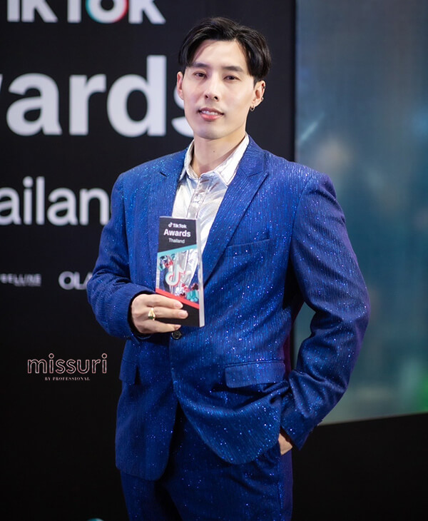 สูทสีน้ำเงินแนวกลิตเตอร์ หรูหราสำหรับงานรับรางวัล
